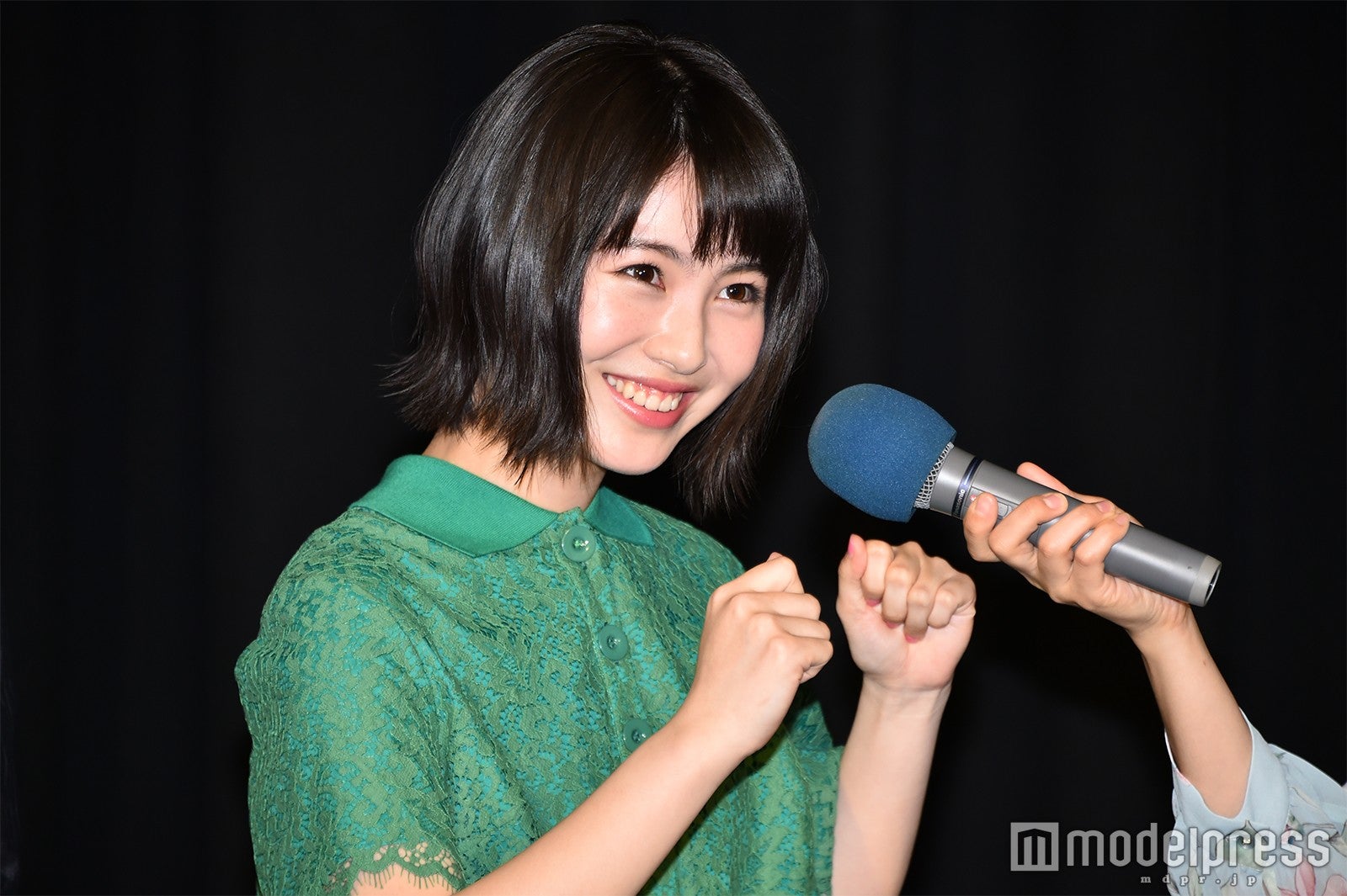 決めポーズを披露する浜辺美波 （C）モデルプレス