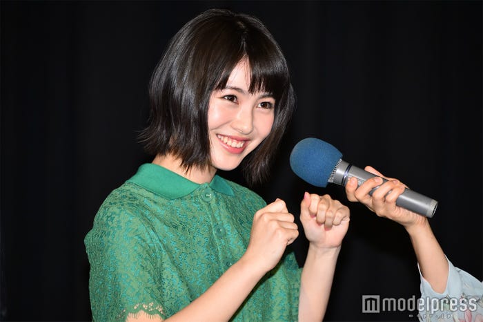 決めポーズを披露する浜辺美波 (C)モデルプレス