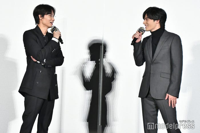 綾野剛、岡田健史 (C)モデルプレス