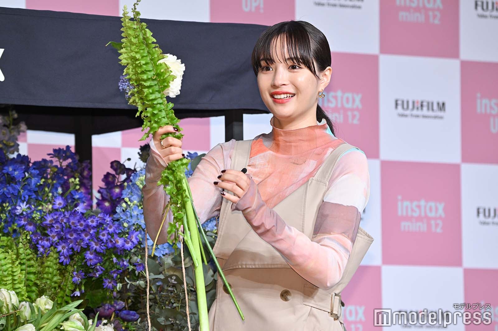 ブーケ作りに挑戦する広瀬すず （C）モデルプレス