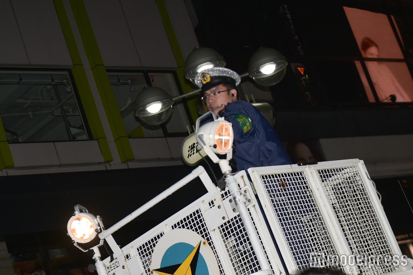 英語でも注意喚起するDJポリス（C）モデルプレス