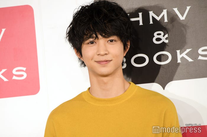黒髪の鈴木仁 (C)モデルプレス