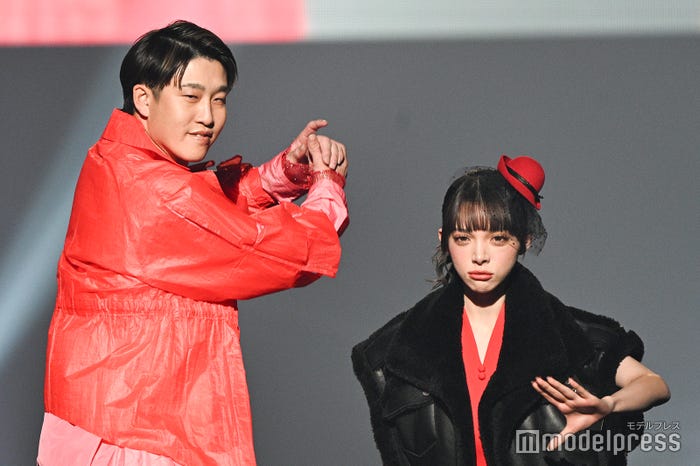 小園海斗選手、渡辺リサ(C)モデルプレス