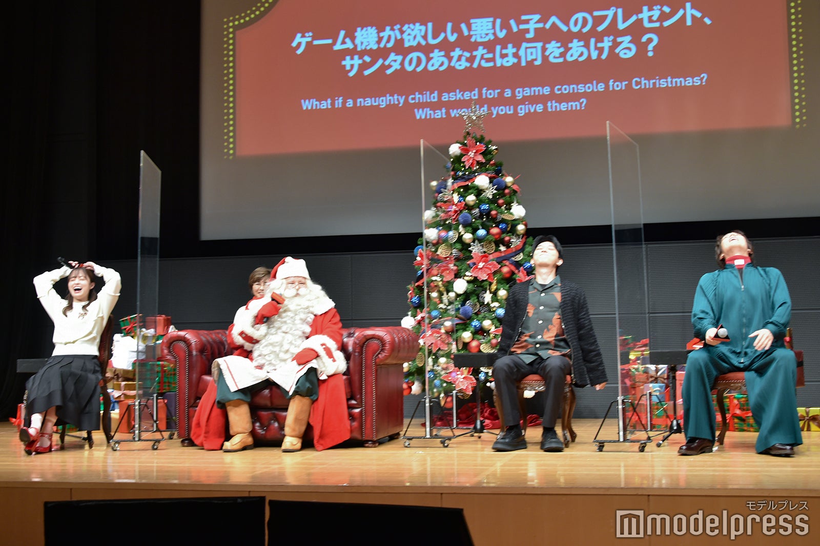 （左から）橋本環奈、サンタクロース、吉沢亮、中川大志（C）モデルプレス