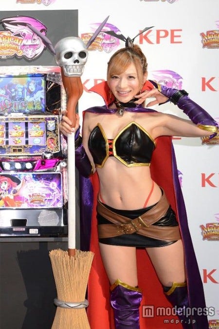 手島優　下着姿 画像1/3) 手島優、“ヒモパン”チラ見せのSEXYコスプレ披露 - モデルプレス