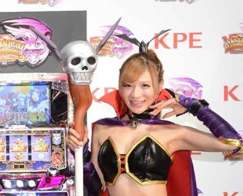 手島優、“ヒモパン”チラ見せのSEXYコスプレ披露