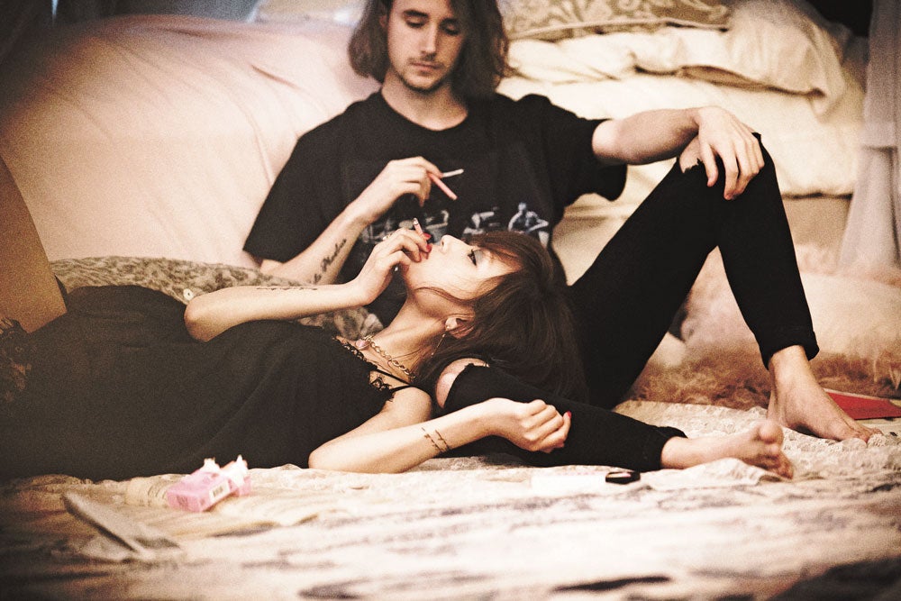 メンズモデルとの2ショットグラビア（画像提供：徳間書店）