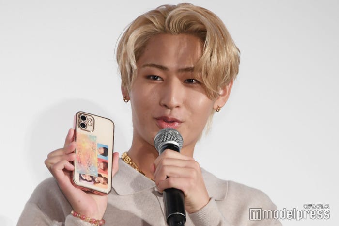 私物のスマホに恋僕ステッカー&ムビチケを挟み、関係者と会うたびにムビチケを配布している猪狩蒼弥(C)モデルプレス