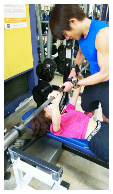 辻希美、お腹チラ見せで杉浦太陽と“夫婦筋トレ”