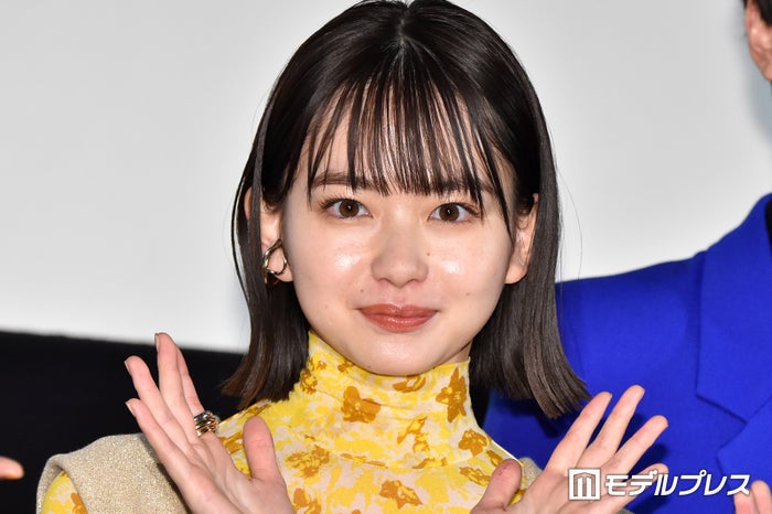山田杏奈、ミニ丈で色白美脚輝く「スタイル抜群」「透明感すごい」の声