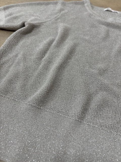 シアー素材に、さりげなく光るラメを織り交ぜた1枚
