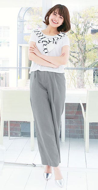 タック入りストレートワイドパンツ「神戸レタス」2990円（税込）