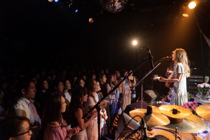 Baby Kiy、ライブの様子