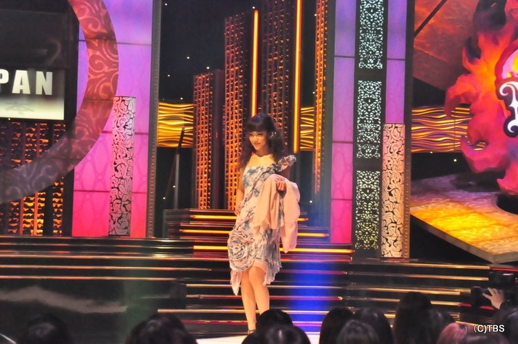 TBS「Asian Ace」ファッション対決／テーマ：結婚式に着ていくデニムのパーティードレス（2月18日＆25日放送回）／（C）TBS