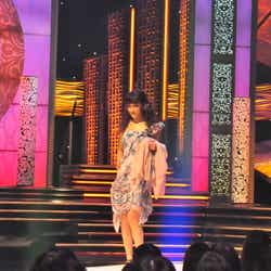 TBS「Asian Ace」ファッション対決/テーマ:結婚式に着ていくデニムのパーティードレス(2月18日&25日放送回)/(C)TBS