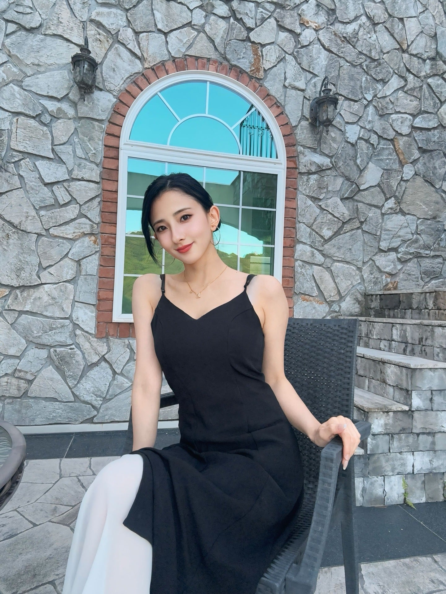 恋リア出演話題の美女、メタリックビキニで美ボディ開放「セクシー」「引き締まってる」の声