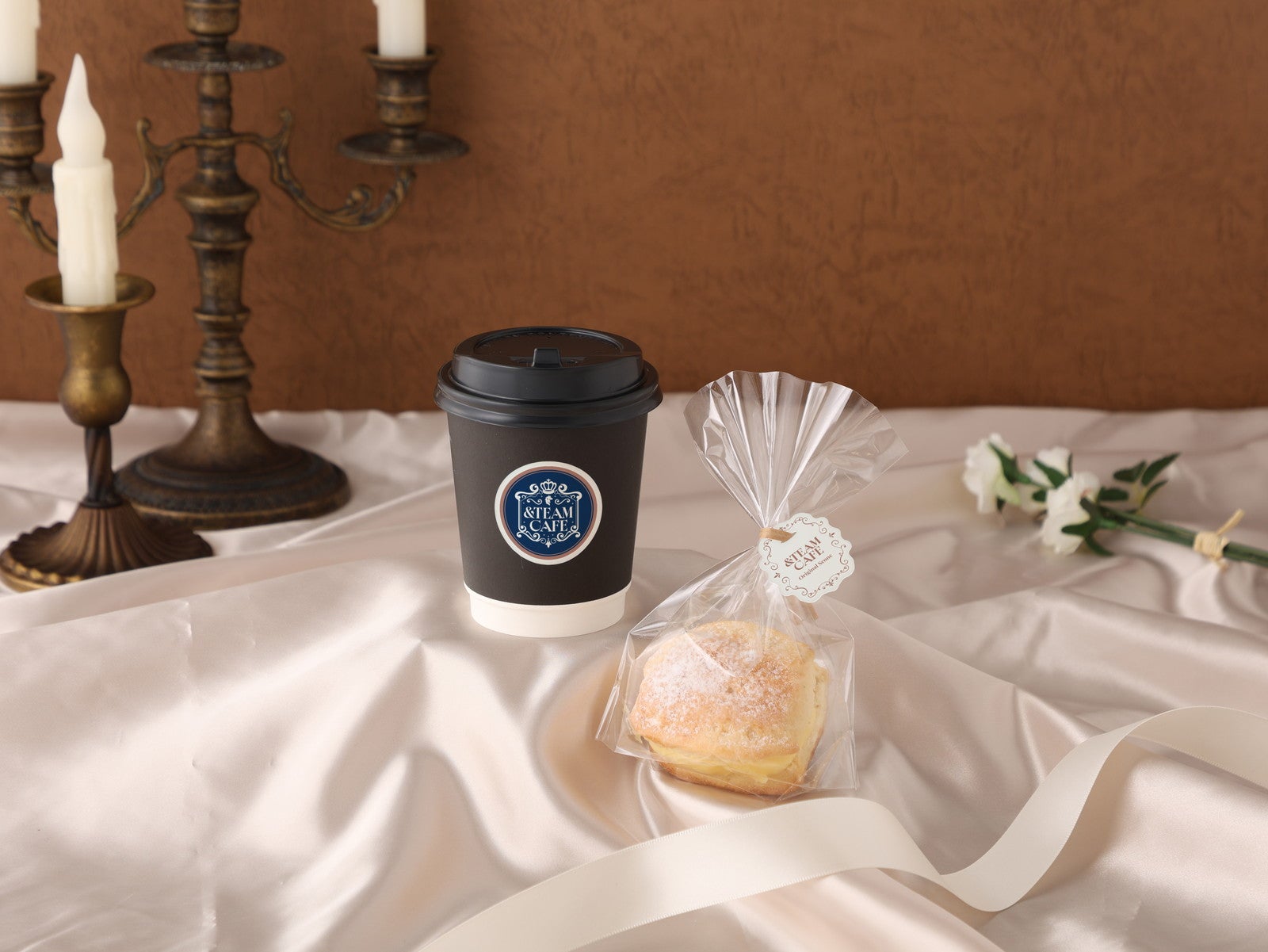 Takeout Tea & Scone Set　　税込1,290円（C）HYBE LABELS JAPAN & HYBE． All Rights Reserved．