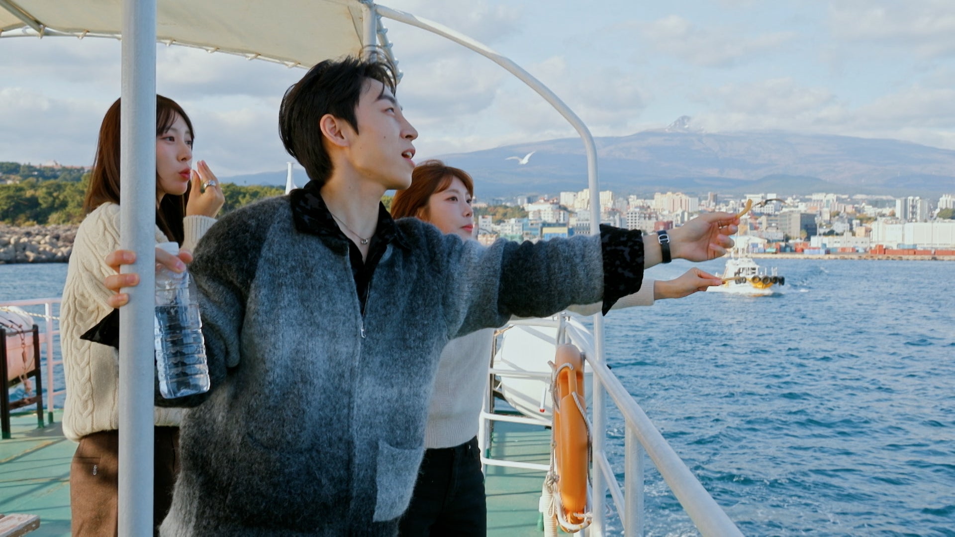 「乗り換え恋愛～新たな出会いの始まり～」場面写真（C）TVING Co.， Ltd， All Rights Reserved.