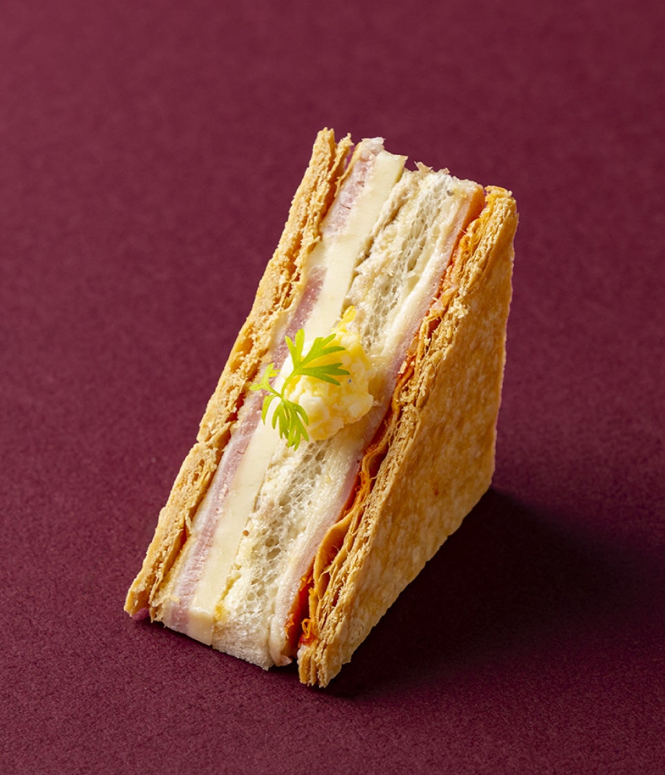 ゴーダチーズとジャンボンブランのミルフィーユサンド／提供画像