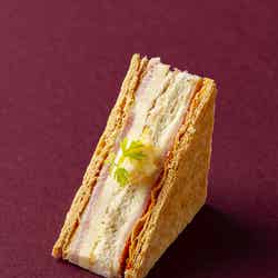 ゴーダチーズとジャンボンブランのミルフィーユサンド/提供画像