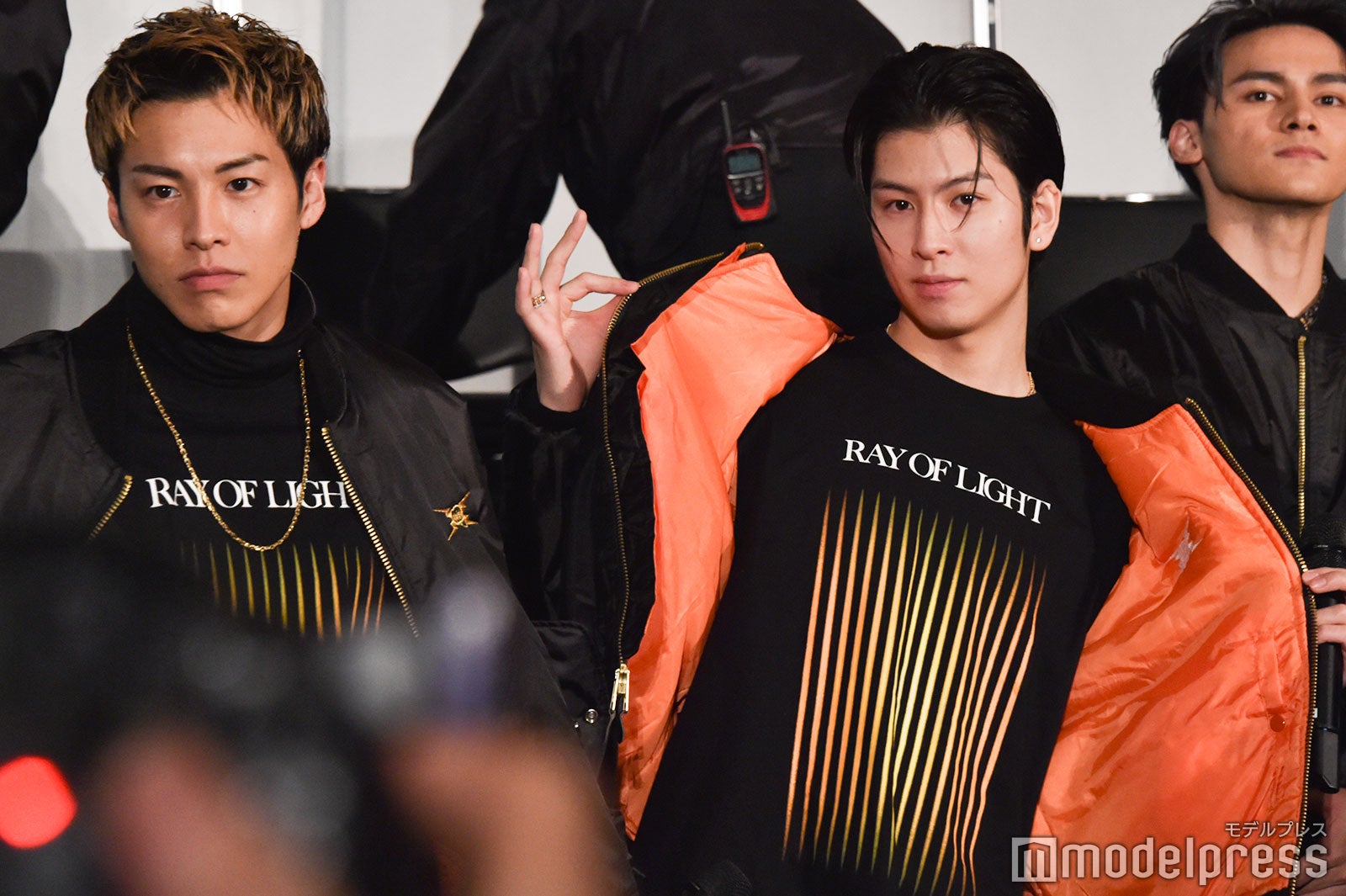 セット待機時間、報道陣にTシャツを見せてくれるRIKU、長谷川慎 （C）モデルプレス