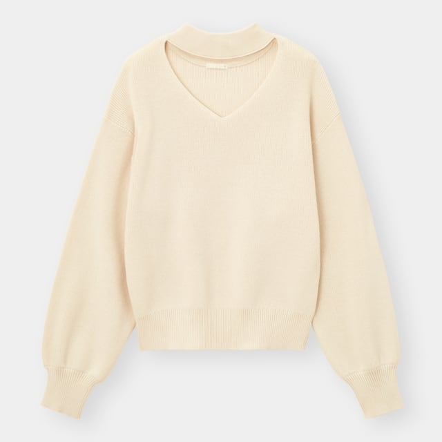 ベージュのチョーカーニット