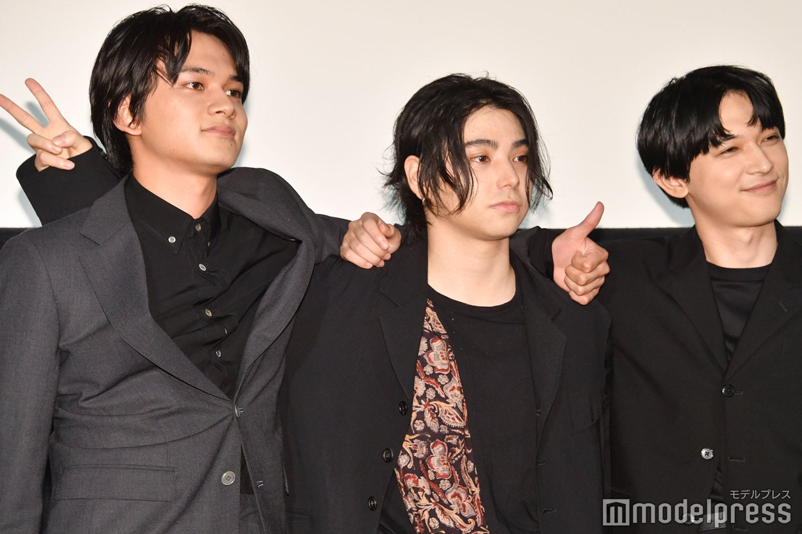 肩を組み客席から拍手が起こった北村匠海、村上虹郎、満面の笑みを見せた吉沢亮（C）モデルプレス