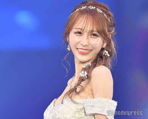 美女社長YouTuber浦西ひかる、ビジュー輝く純白ミニドレスで会場華やかに<札幌コレクション 2023 S/S>