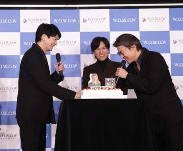 貫禄が凄すぎw 61歳になったロンバケ俳優が格好良すぎた 久々に会見に現る いまこんな感じか 青サングラスに黒スーツ シャツのボタン開け激シブ 豊原功補に驚き