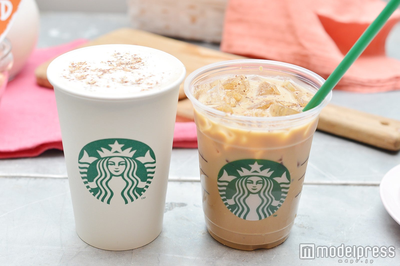 「ナッティ アーモンド ミルク ラテ」（左から）ホット、アイス （C）モデルプレス