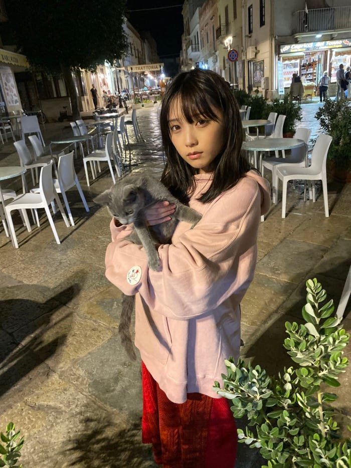 可愛い猫に遭遇した与田祐希/オフショット(画像提供:光文社)