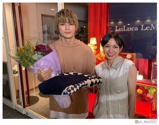 「プロミス・シンデレラ」眞栄田郷敦のクランクアップに二階堂ふみが駆けつける 笑顔の2ショットに反響殺到