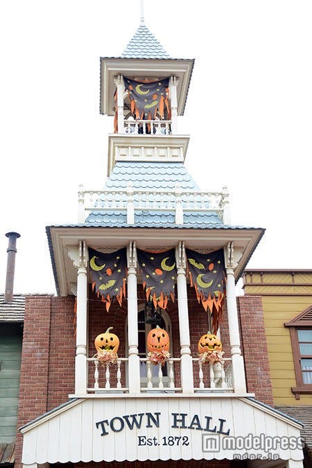 ハロウィーンの装飾でいっぱいのパーク