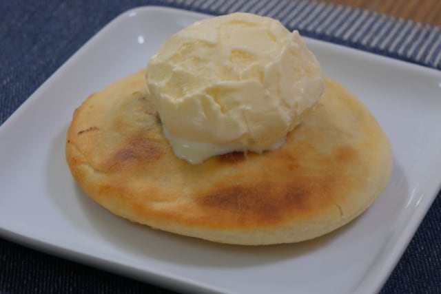 業務スーパーのホットクにアイスを乗せた画像