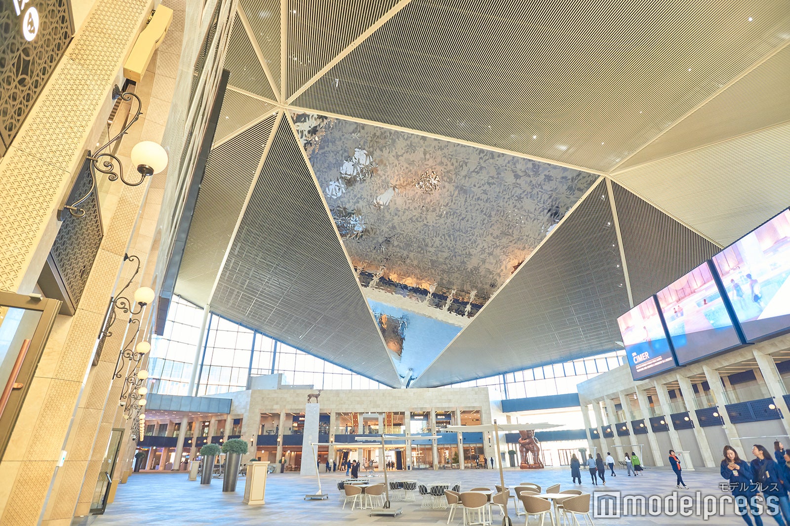 カフェやショッピングを楽しめる開放的な「PLAZA」（C）モデルプレス