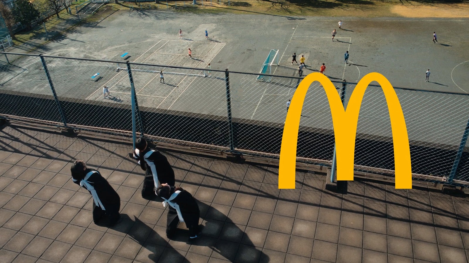 テレビCMスパイシーチキンマックナゲット 「応援って意味ありますか？」篇より（提供写真）