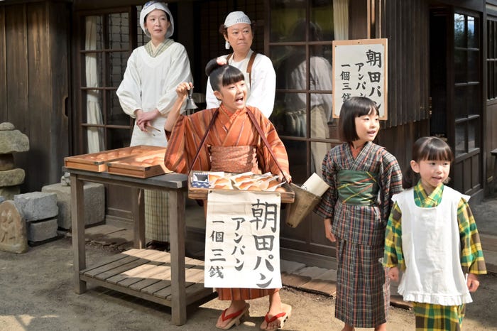 江口のりこ、阿部サダヲ、永瀬ゆずな、吉川さくら、永谷咲笑「あんぱん」第9話(C)NHK