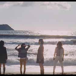 海でのショット／AKB48「Green Flash」MVより（C）AKS