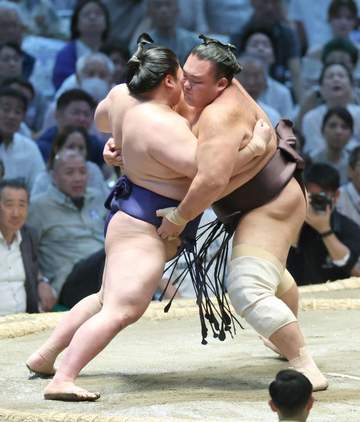 朝乃山が勝ち越し！賜杯争いトップに1差追走「前に出れば膝も大丈夫」元大関が存在感【大相撲】