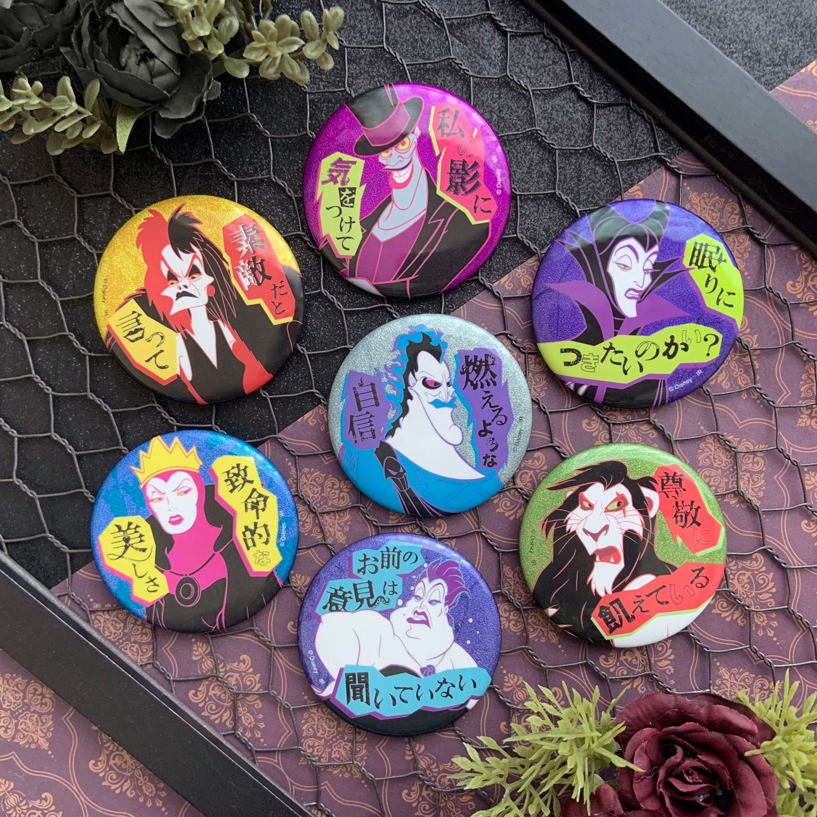 ブラインドグリッター缶バッジ（単品）価格：770円（税込）（BOX）価格：5,390円（税込）（C）Disney