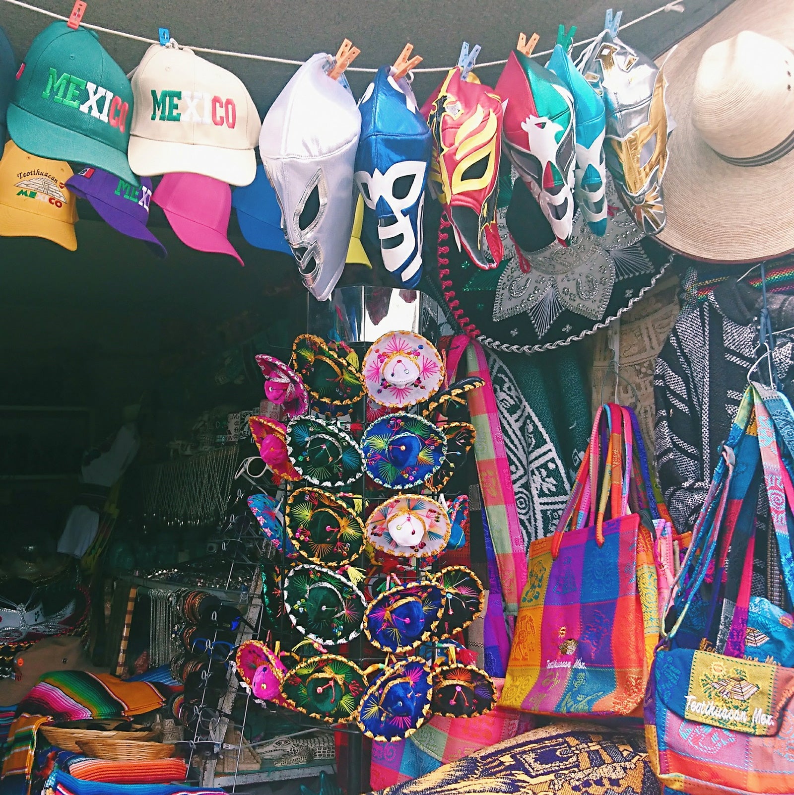 テオティワカン入口付近のお土産屋／画像提供：所属事務所