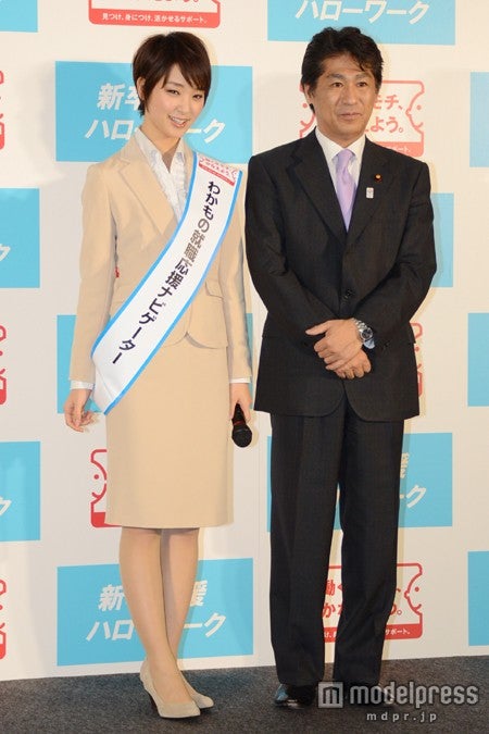 剛力彩芽と発表会に参加した厚生労働大臣・田村憲久氏