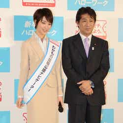 剛力彩芽と発表会に参加した厚生労働大臣・田村憲久氏