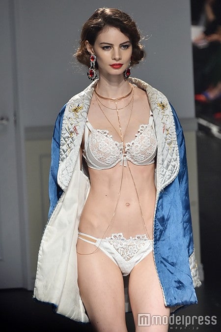 ロングネックレスがポイント（C）モデルプレス