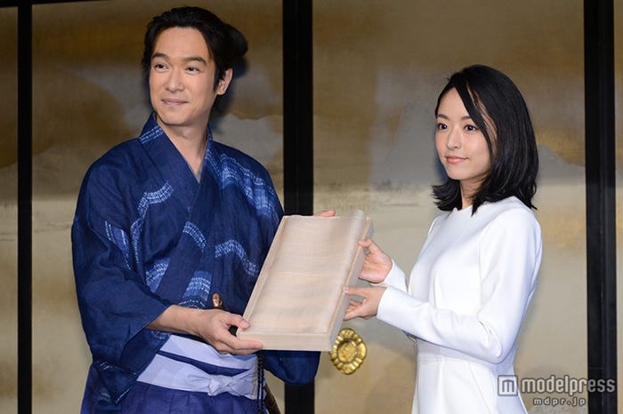 (左から)堺雅人、井上真央