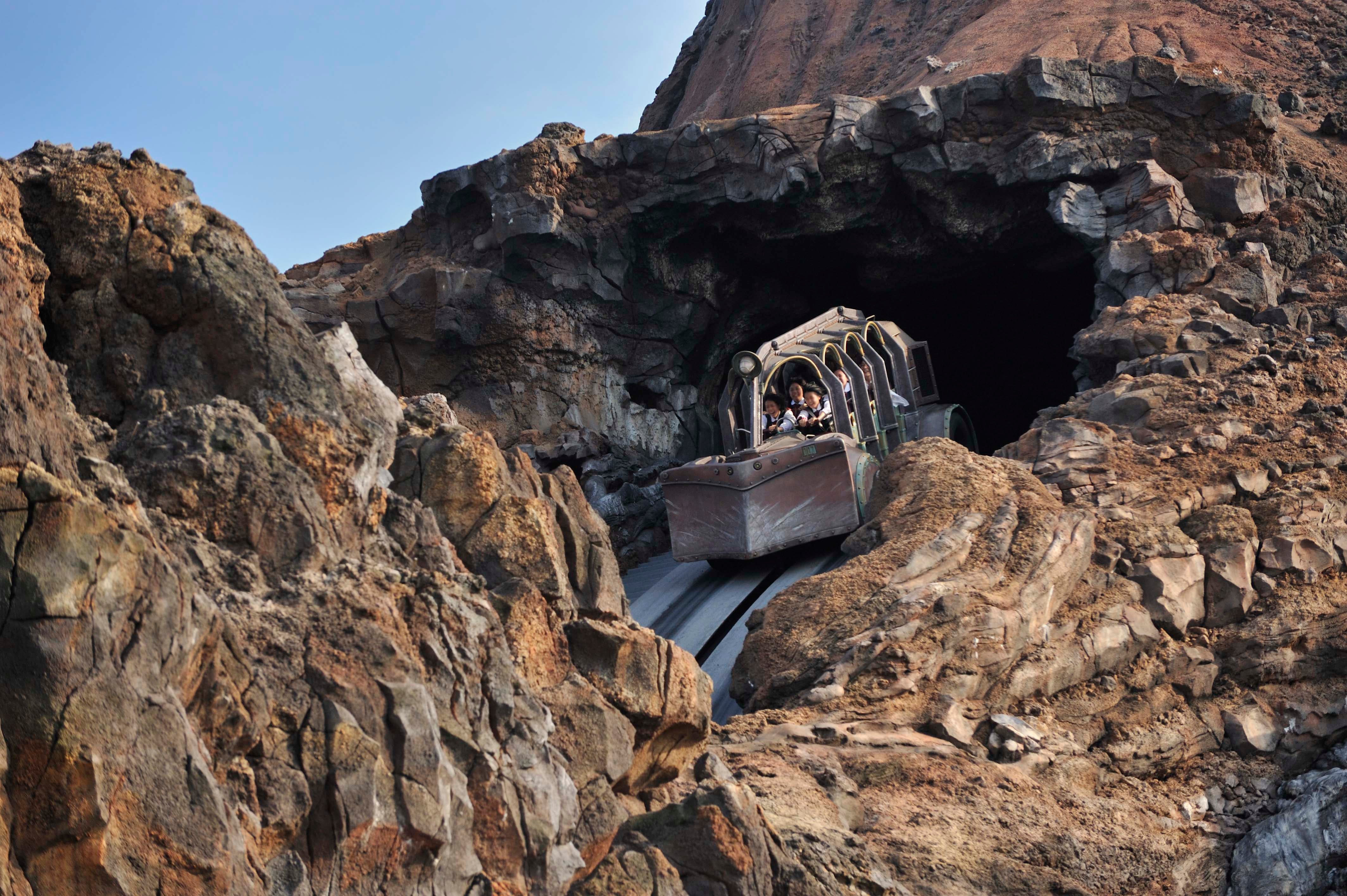 センター・オブ・ジ・アース（C）Disney