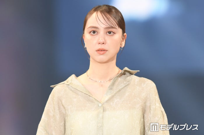 北海道テレビ土屋まりアナが初ランウェイ 美デコルテちら見せ【札幌コレクション2024SS】