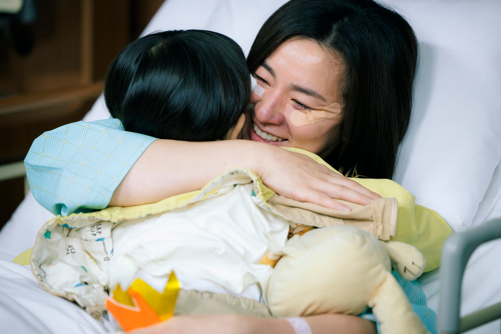佐藤大空、尾野真千子「ライオンの隠れ家」第10話（C）TBS