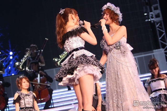 「上からマリコ」を歌唱する篠田麻里子(右)と小嶋陽菜(左)/「AKB48 2013真夏のドームツアー~まだまだ、やらなきゃいけないことがある~」福岡公演2日目より(C)AKS