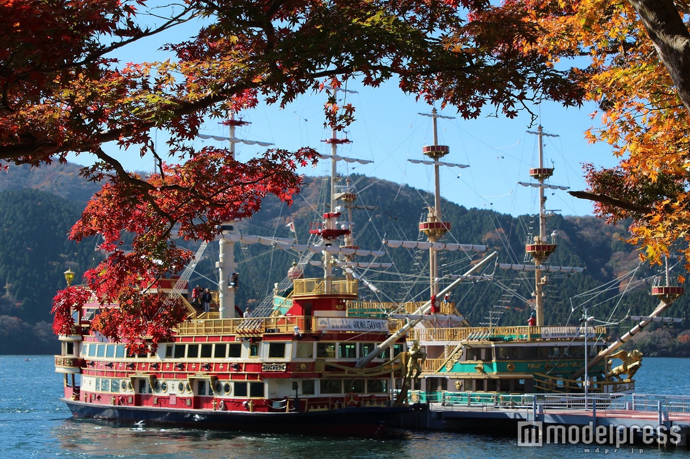 芦ノ湖の紅葉／画像提供：箱根海賊船